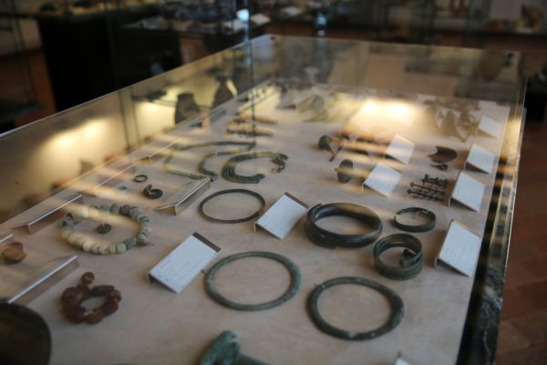 Vetrina n.5, bronzi protostorici: Armilla (bracciali) e collane – Sezione Archeologica, Museo di Torcello, Venezia