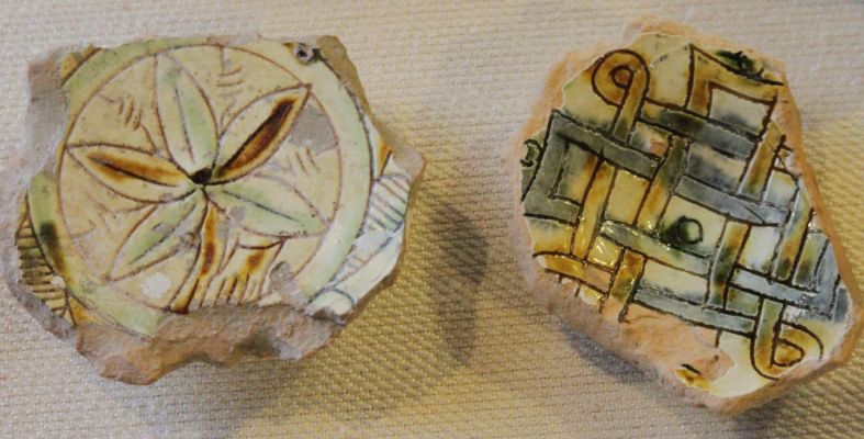 Scodelle (frammento di piede con vasca) in ceramica ingobbiata e graffita, produzione veneziana sec. XVI – Sezione Medievale Moderna, Museo di Torcello, Venezia