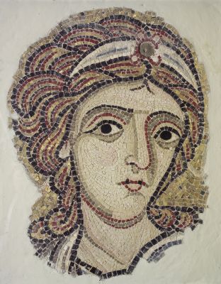 Testa di angelo, frammento di mosaico proveniente dalla zona absidale della Basilica di Torcello, fine secolo XII – Sezione Medievale Moderna, Museo di Torcello, Venezia
