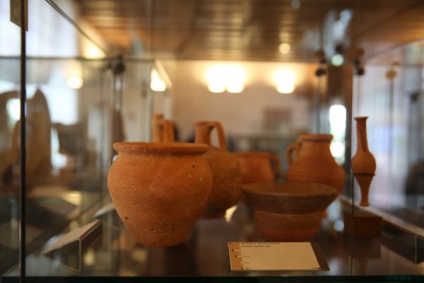 Roman common pottery: olla and glass - Showcase n.8, Archaeological Section, Torcello Museum, Venice